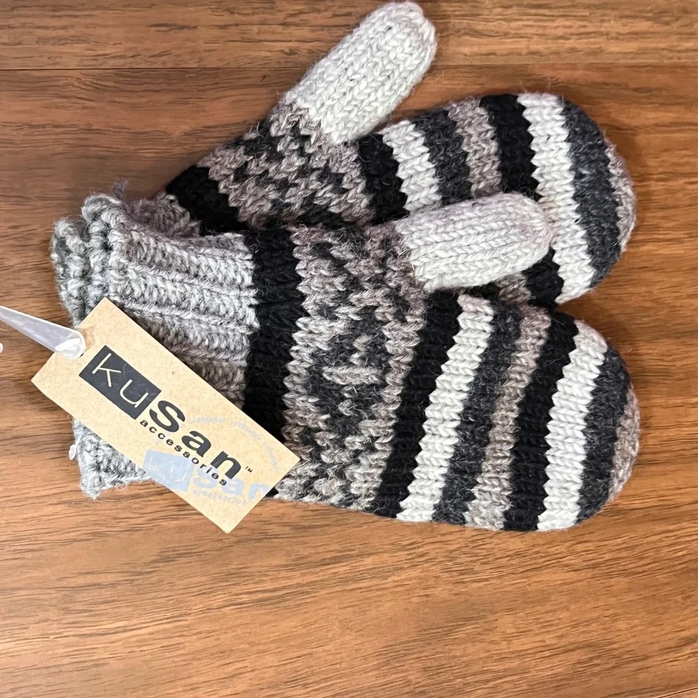 KuSan Accessories Mittens Womens OS Striped Wool Fleece Lined Gorpcore Winter